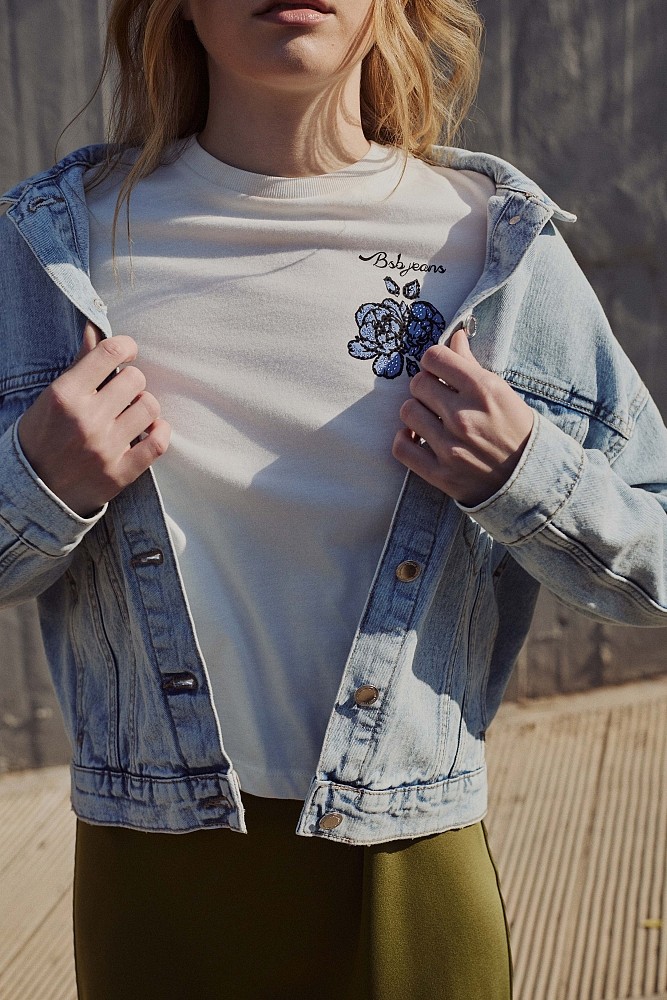 T-shirt με τύπωμα στην πλάτη