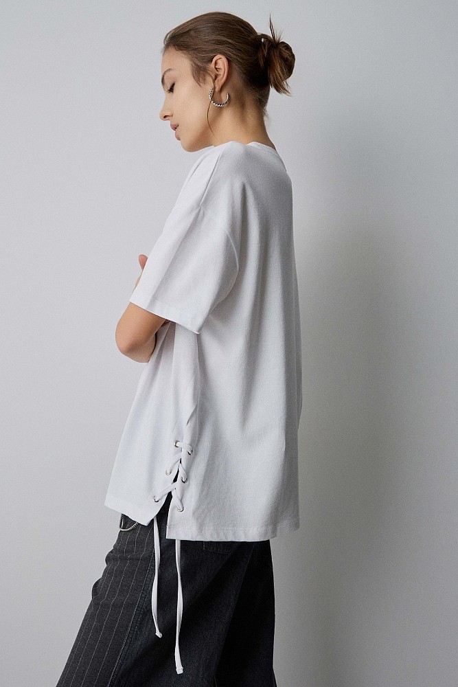 T-shirt με cut-outs και μεταλλικές λεπτομέρειες
