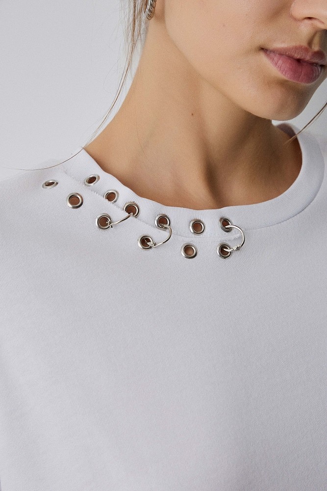T-shirt με cut-outs και μεταλλικές λεπτομέρειες