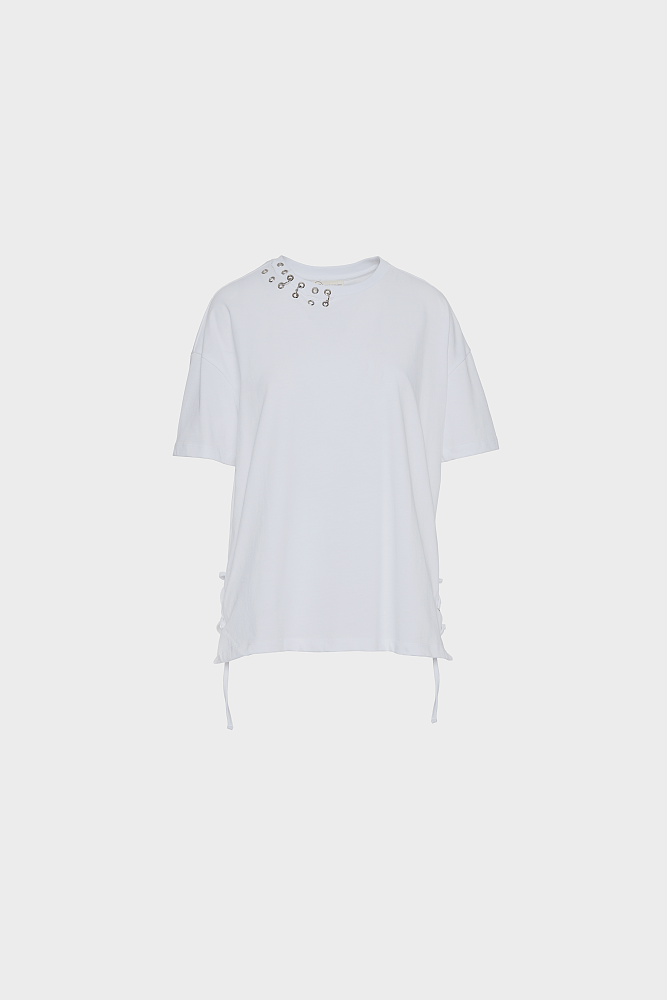 T-shirt με cut-outs και μεταλλικές λεπτομέρειες