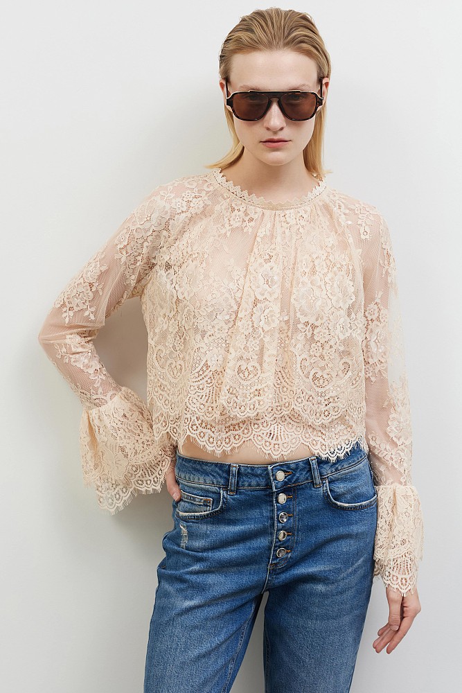 Μπλούζα με δαντέλα και βολάν