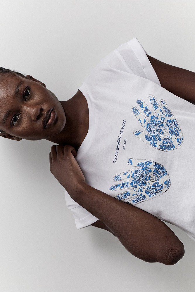 T-shirt με τύπωμα και στρας