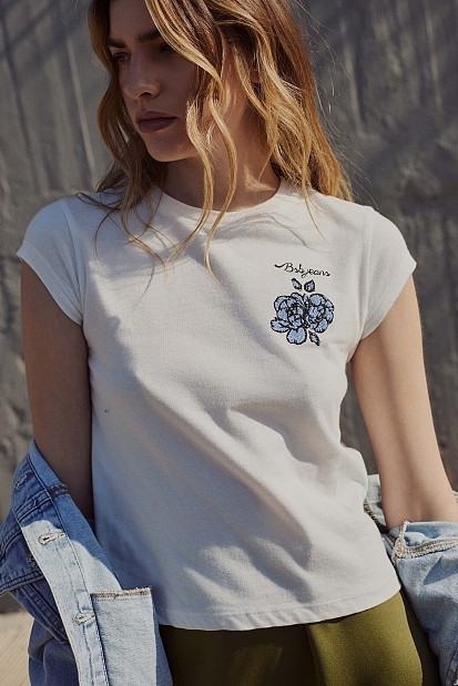 T-shirt με τύπωμα στην πλάτη
