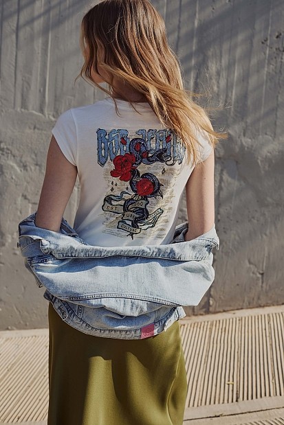T-shirt με τύπωμα στην πλάτη