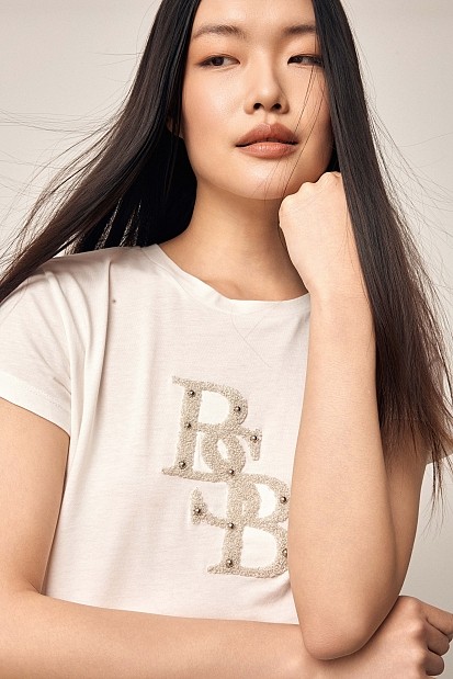 T-shirt με ανάγλυφη στάμπα