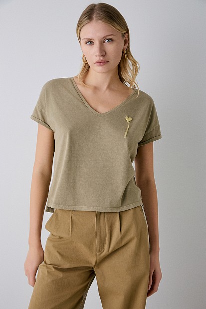 T-shirt με κεντητές λεπτομέρειες