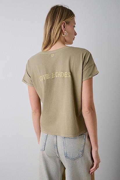 T-shirt με κεντητές λεπτομέρειες