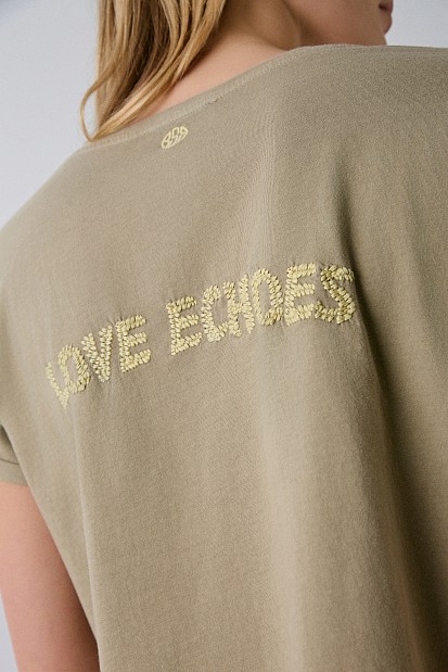 T-shirt με κεντητές λεπτομέρειες