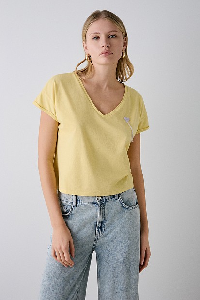 T-shirt με κεντητές λεπτομέρειες