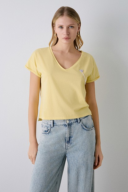 T-shirt με κεντητές λεπτομέρειες