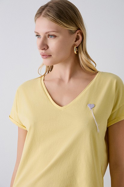 T-shirt με κεντητές λεπτομέρειες
