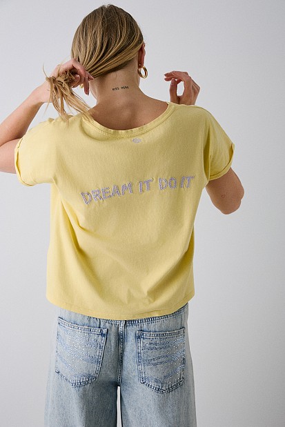 T-shirt με κεντητές λεπτομέρειες