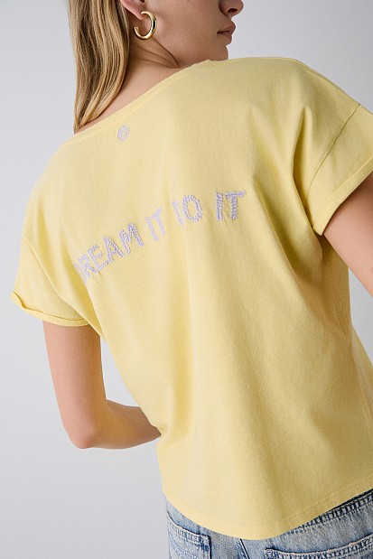 T-shirt με κεντητές λεπτομέρειες