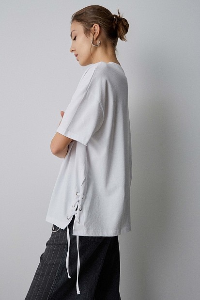 T-shirt με cut-outs και μεταλλικές λεπτομέρειες