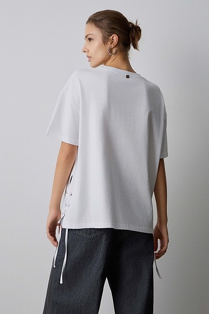 T-shirt με cut-outs και μεταλλικές λεπτομέρειες