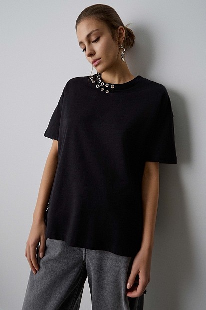 T-shirt με cut-outs και μεταλλικές λεπτομέρειες