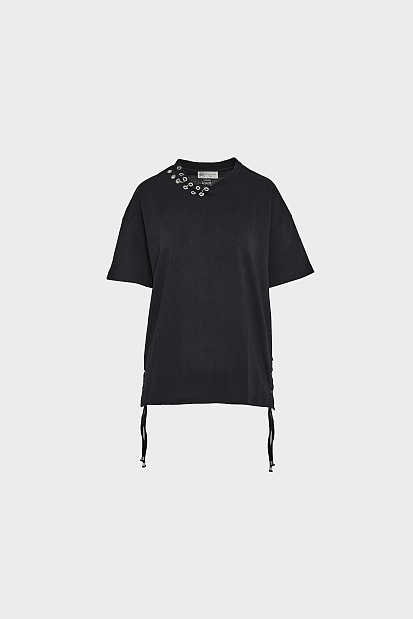 T-shirt με cut-outs και μεταλλικές λεπτομέρειες