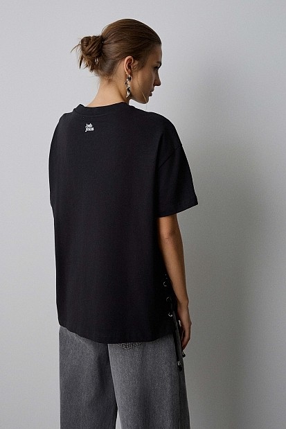 T-shirt με cut-outs και μεταλλικές λεπτομέρειες