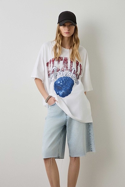 Oversized t-shirt με τύπωμα και στρας