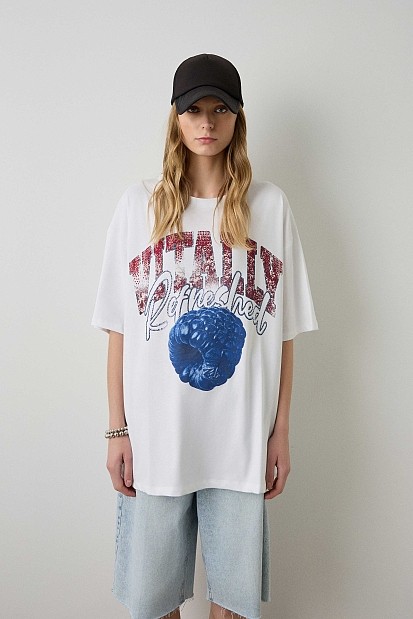 Oversized t-shirt με τύπωμα και στρας