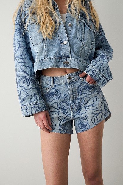 Denim σορτς με κεντητές λεπτομέρειες