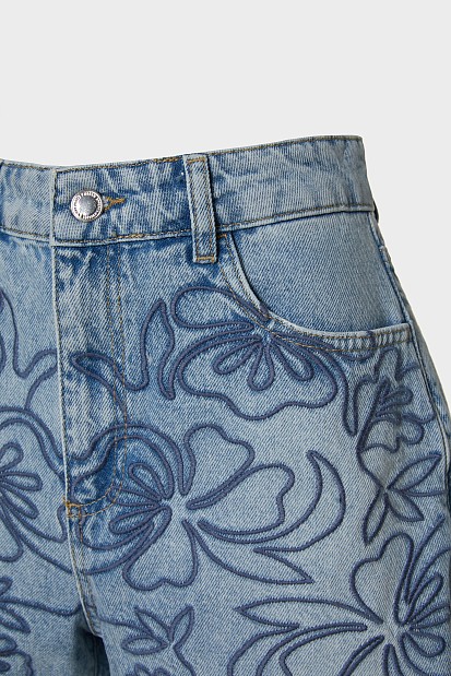 Denim σορτς με κεντητές λεπτομέρειες