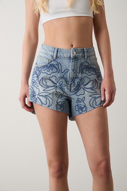 Denim σορτς με κεντητές λεπτομέρειες