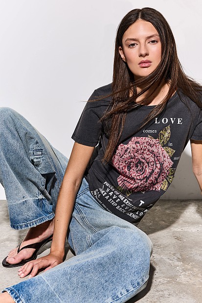 T-shirt με τύπωμα και στρας