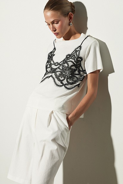 T-shirt με απλικέ δαντέλα