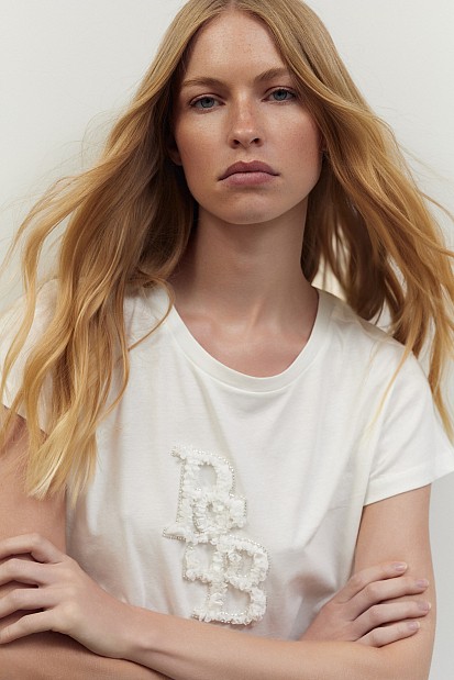 T-shirt με ανάγλυφο logo