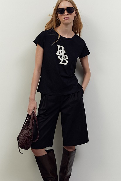 T-shirt με ανάγλυφο logo