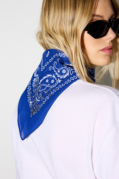 T-shirt με τύπωμα και φουλάρι
