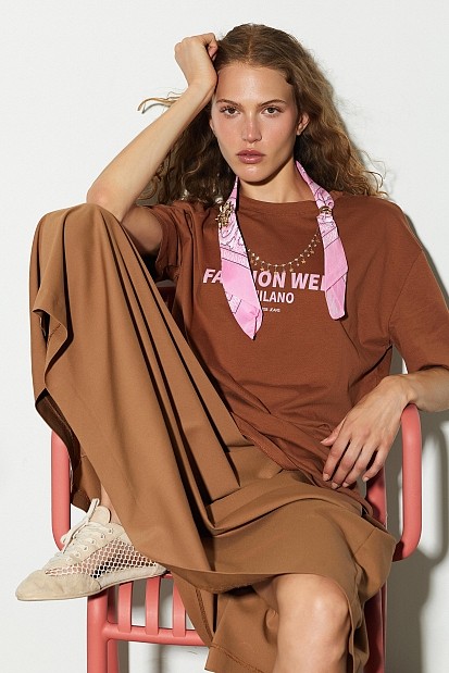 T-shirt με τύπωμα και φουλάρι
