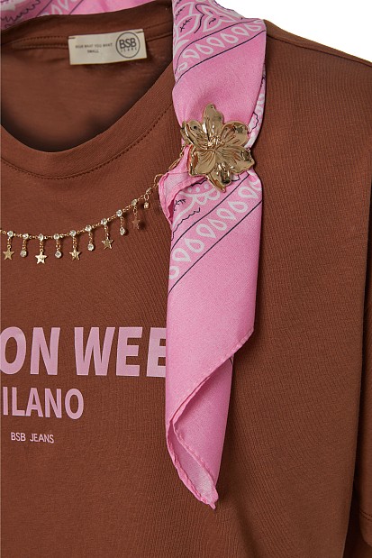 T-shirt με τύπωμα και φουλάρι