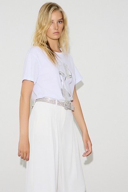 T-shirt με τύπωμα και κρεμαστά στρας