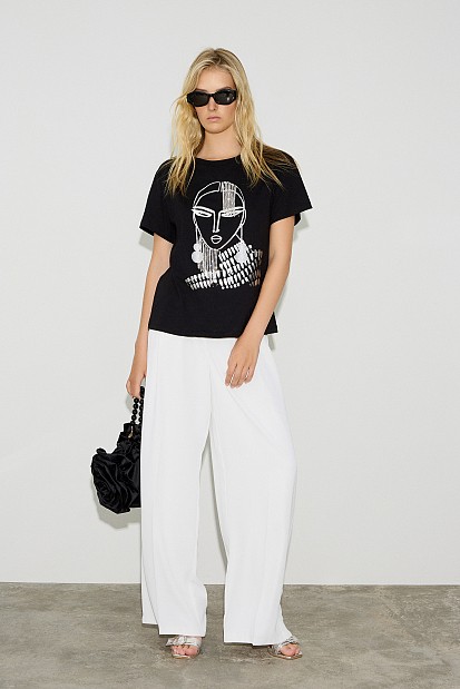 T-shirt με τύπωμα και κρεμαστά στρας