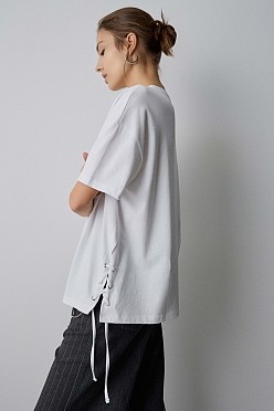 T-shirt με cut-outs και μεταλλικές λεπτομέρειες