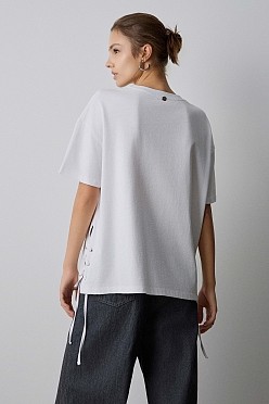 T-shirt με cut-outs και μεταλλικές λεπτομέρειες