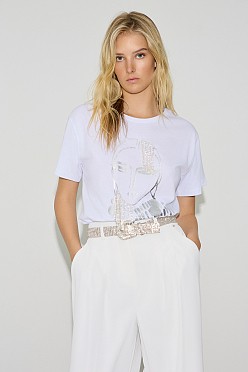 T-shirt με τύπωμα και κρεμαστά στρας