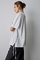 T-shirt με cut-outs και μεταλλικές λεπτομέρειες
