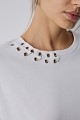 T-shirt με cut-outs και μεταλλικές λεπτομέρειες